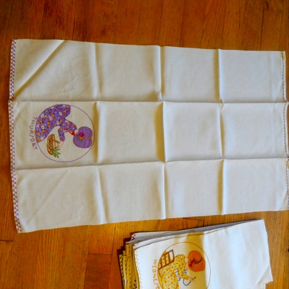 Seven vintage hand embroidered tea towels - Picture 2 of 7